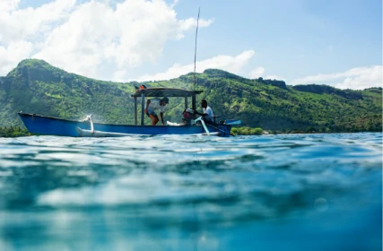 Foto de um barco com pescadores no mar